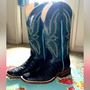 Size 8.5 Macie bean square toe Caiman boots.